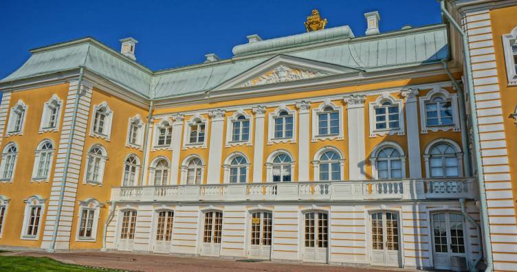 Small Group Early Access Tour to Peterhof Grand Palace